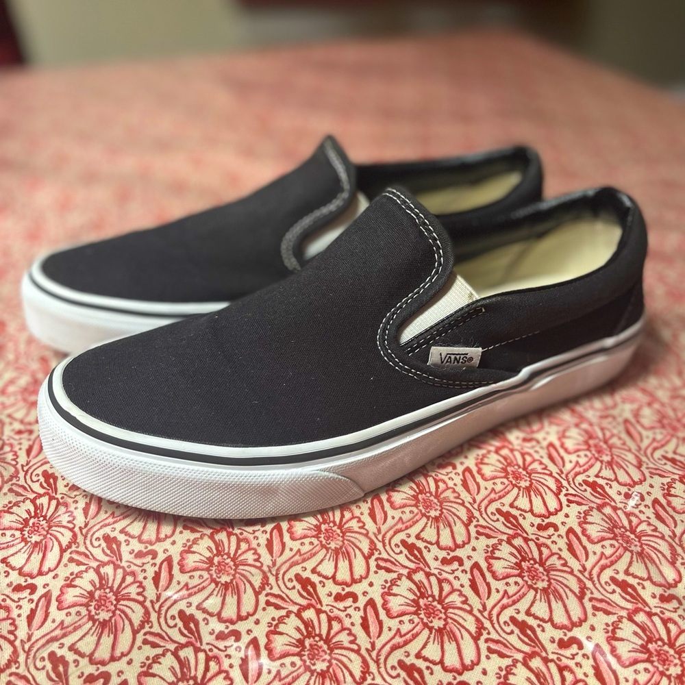 Black and white classic vans size is male 7 women’s 8.5